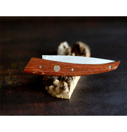 Couteau l'Orque chêne stabilisé rouge avec rivets